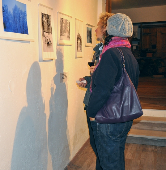 DSC_4745 small Hannu exhibition visitors.jpg - 225166 Bytes